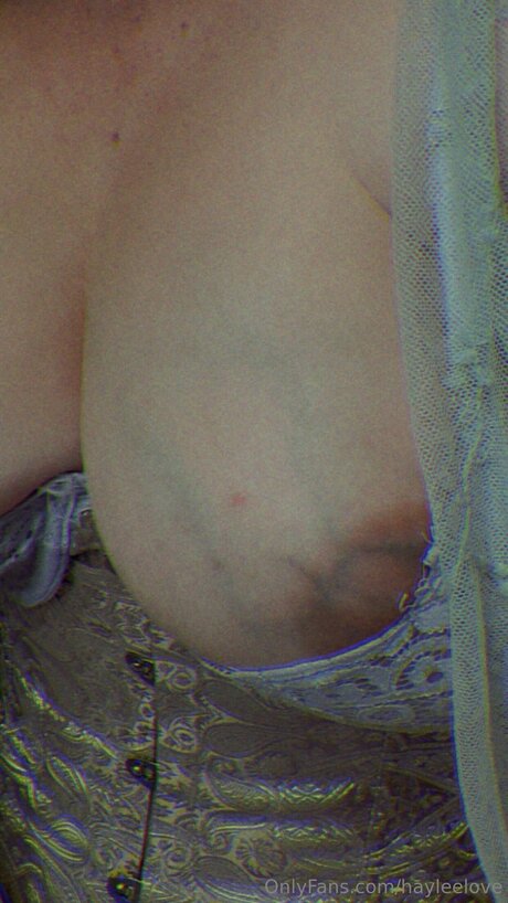 Hayleelove naked leaks OnlyFans pic
