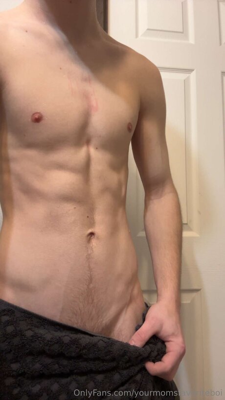 Nahá fotka uniklých OnlyFans od Yourmomsfavoriteboi