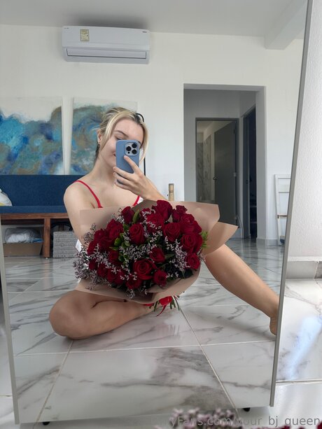 Naakte gelekte OnlyFans-foto van Your Bj Queen