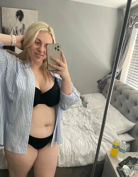 Nahá fotka uniklých OnlyFans od Charlotte Morgan