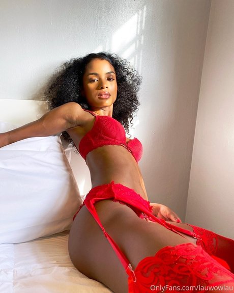 Naken lekkede OnlyFans-bilde av Softest Lauwowlau