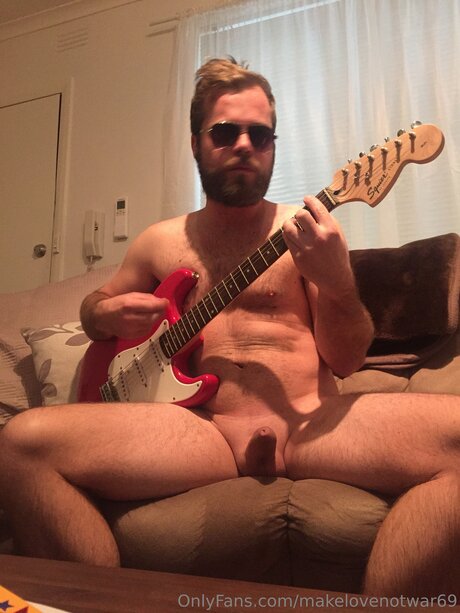 Photo nue de fuite OnlyFans de Makelovenotwar69