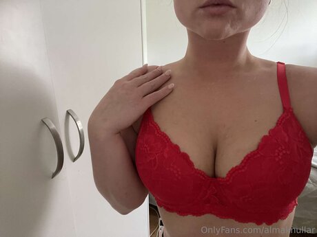 Alasti lekkinud OnlyFans-i pilt Almaknullar