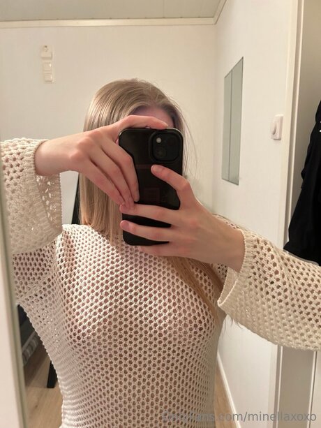 Naken läckt OnlyFans-bild av Minellaxoxo