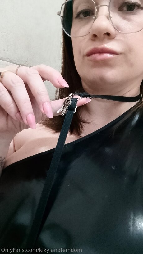 Naakte gelekte OnlyFans-foto van Kikylandfemdom