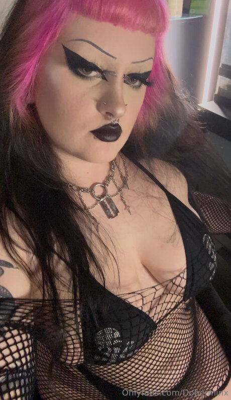 Alasti lekkinud OnlyFans-i pilt Doberminx