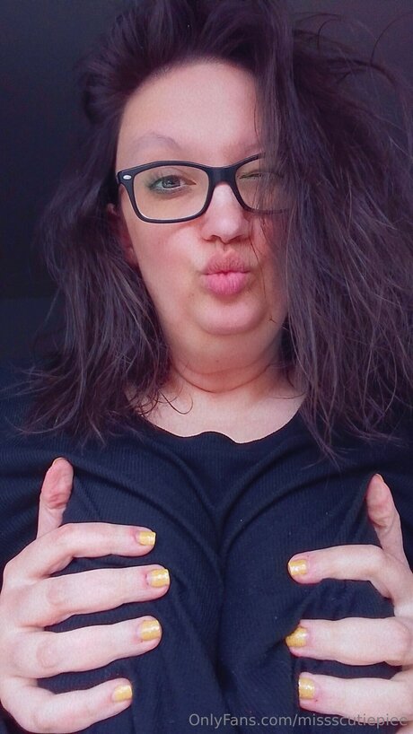 Naakte gelekte OnlyFans-foto van Missscutiepiee