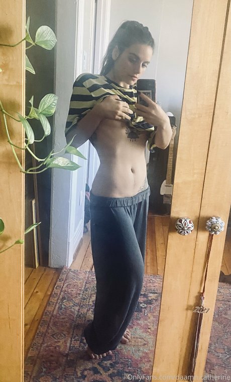 Naken lekkede OnlyFans-bilde av Catherine