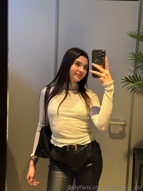 Naakte gelekte OnlyFans-foto van Ariel Juicy Ass