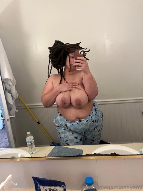 Naken läckt OnlyFans-bild av Megamiandyami