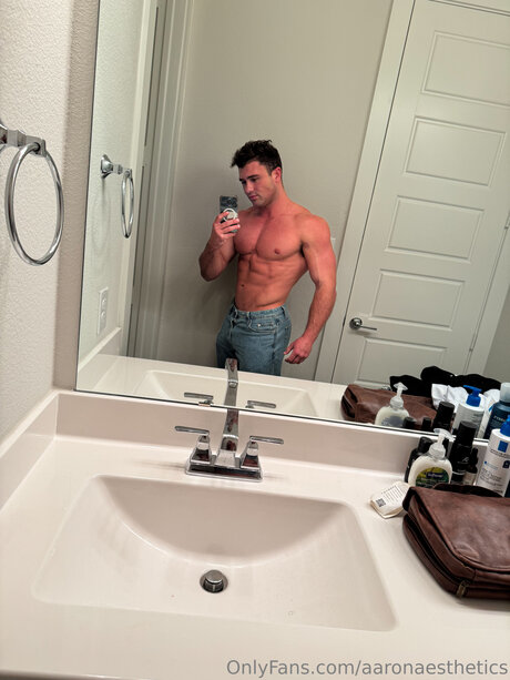 Naken lekkede OnlyFans-bilde av Aaronaesthetics