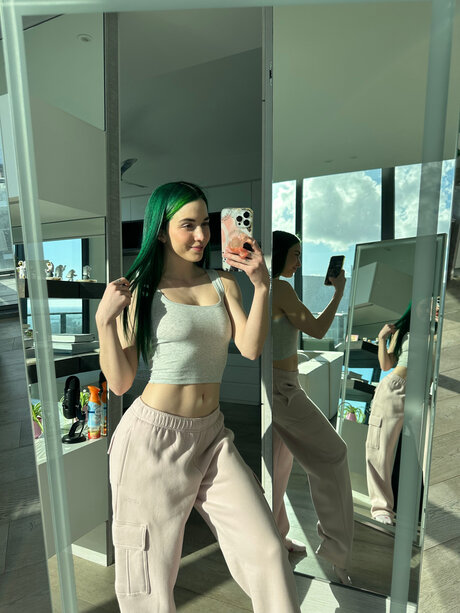 Naakte gelekte OnlyFans-foto van Baileyfree