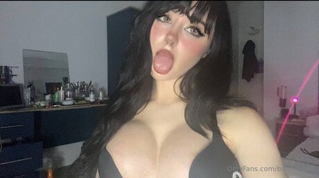 Alasti lekkinud OnlyFans-i pilt Bunnyyspit