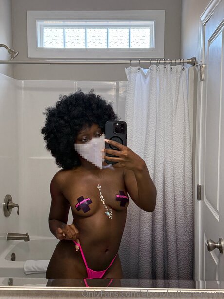 Nacktes geleaktes OnlyFans-Foto von Ebonybuttspremium