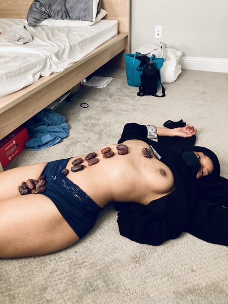 Naken läckt OnlyFans-bild av Hijabi Bambi