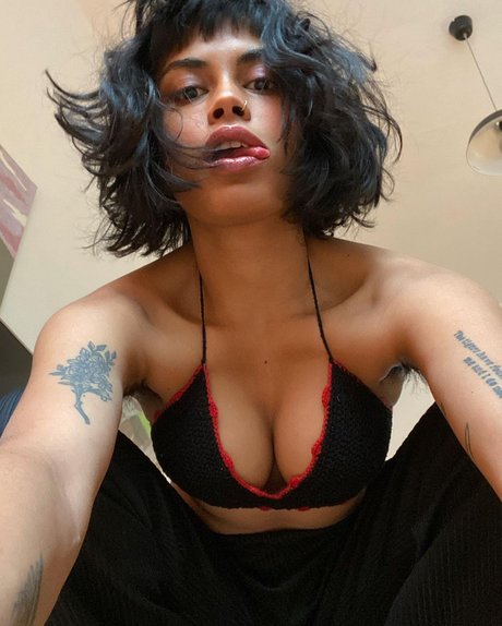 Alasti lekkinud OnlyFans-i pilt Riya Hamid