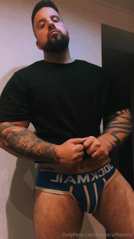 Foto desnuda filtrada de OnlyFans de Handcuffdaddy