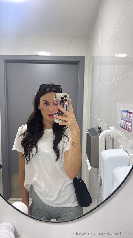 Alasti lekkinud OnlyFans-i pilt Katieflood