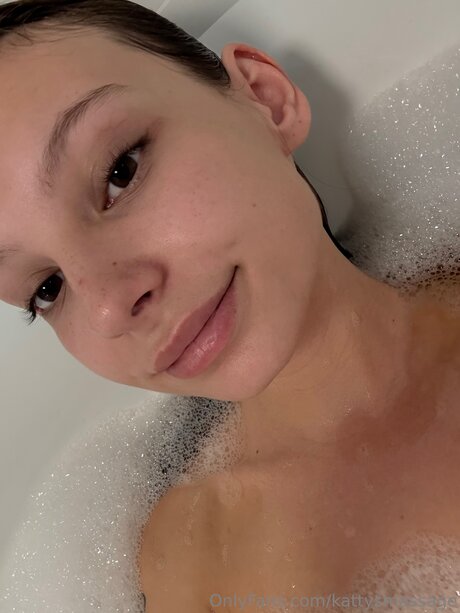 Naakte gelekte OnlyFans-foto van Kattysmassage