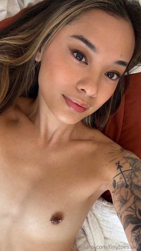 Nahá fotka uniklých OnlyFans od Tinytoes Exe