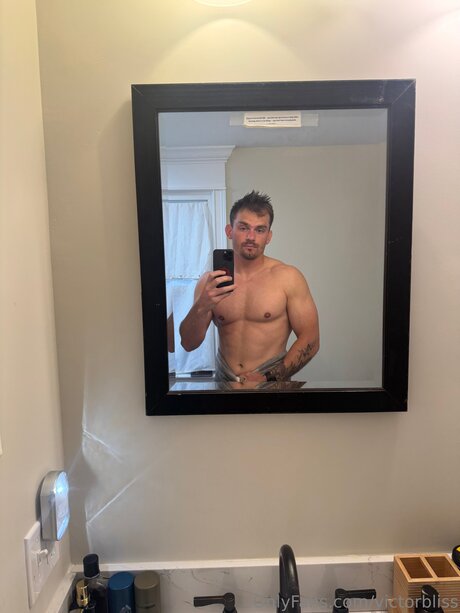 Naken lekkede OnlyFans-bilde av Victorbliss