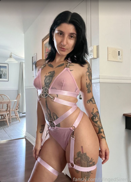 Обнаженная фотография утечки OnlyFans от Winged Sirens