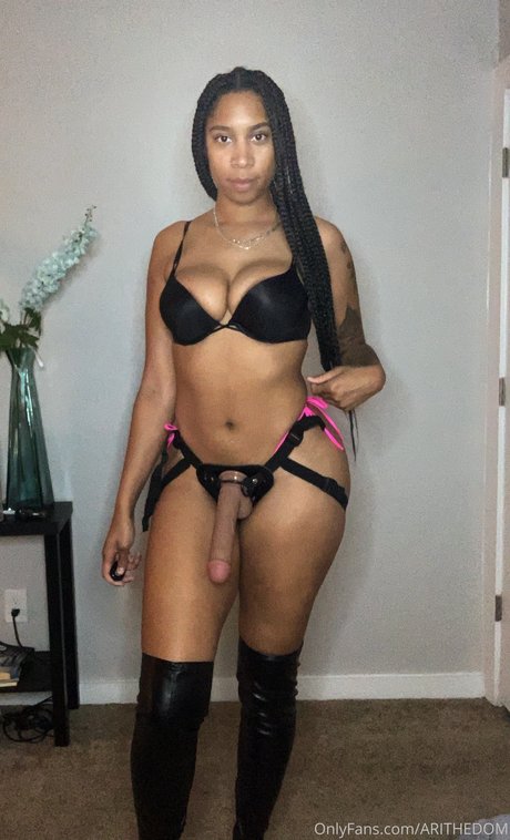 Naken lekkede OnlyFans-bilde av Aritheamazon Ari T