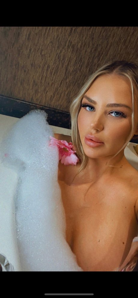 Nahá fotka uniklých OnlyFans od Mel Eeeelll