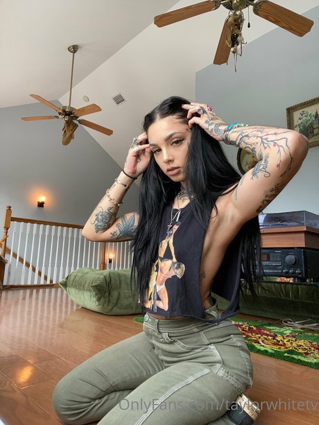 Naakte gelekte OnlyFans-foto van Taylor White