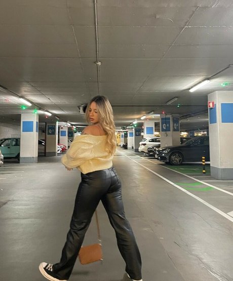 Naakte gelekte OnlyFans-foto van Zynahara