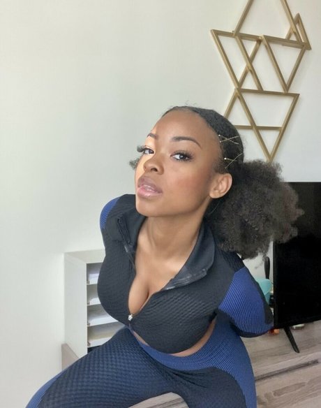 Naken lekkede OnlyFans-bilde av Zuribellarose