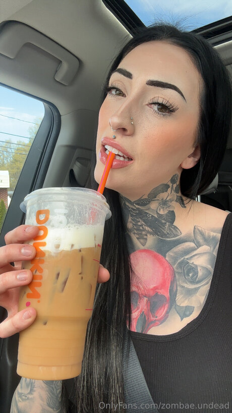 Naakte gelekte OnlyFans-foto van Zombae Undead