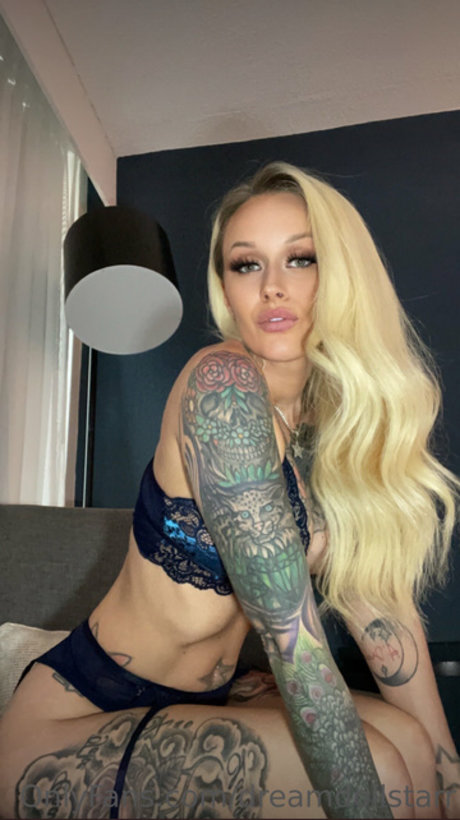 Nahá fotka uniklých OnlyFans od Dreamdollstarr