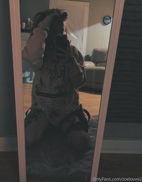 Naakte gelekte OnlyFans-foto van Zoelovvefree