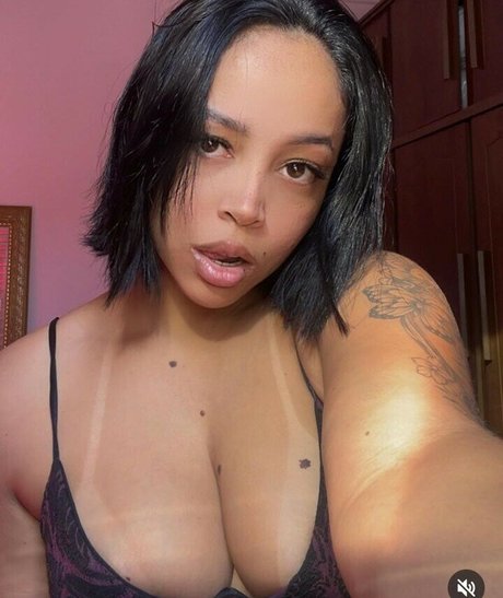 Naakte gelekte OnlyFans-foto van Nathalia Ottoni