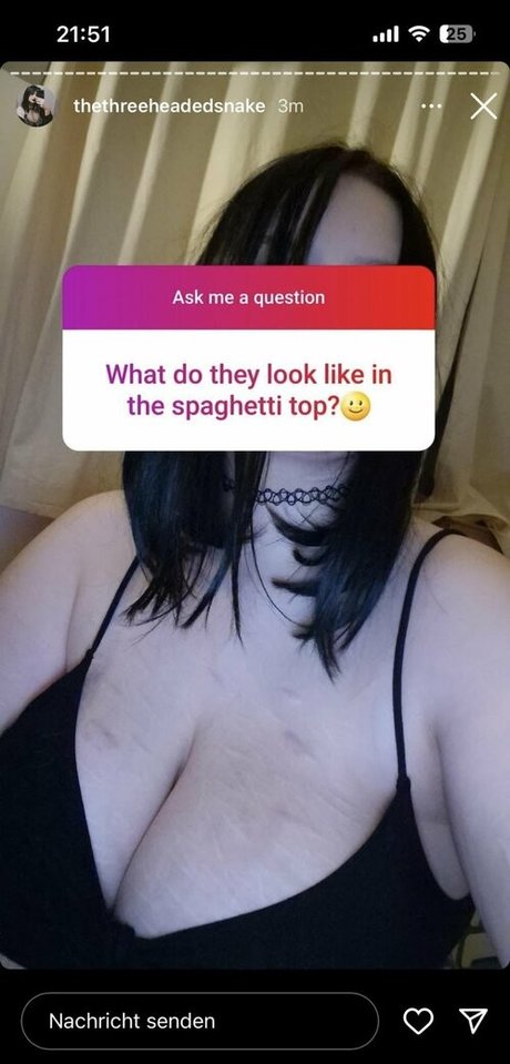 OnlyFans-model Thethreeheadedsnake