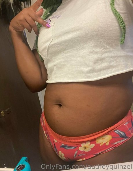 Nahá fotka uniklých OnlyFans od Audreyquinzel