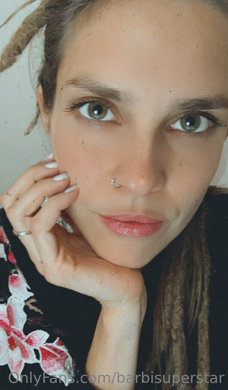 Nacktes geleaktes OnlyFans-Foto von Barbisuperstar