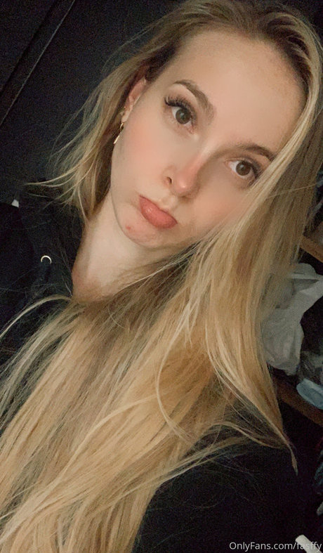 Alasti lekkinud OnlyFans-i pilt Fasffy