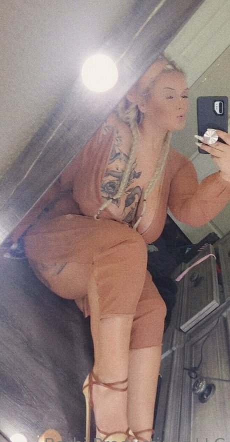 Alasti lekkinud OnlyFans-i pilt Spicybarbi