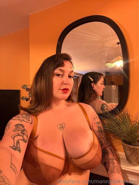 Nahá fotka uniklých OnlyFans od Monroeschamber