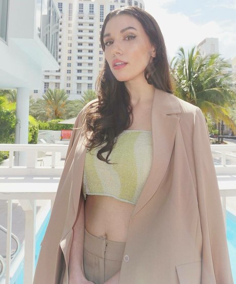 Naakte gelekte OnlyFans-foto van Grace Caroline Currey