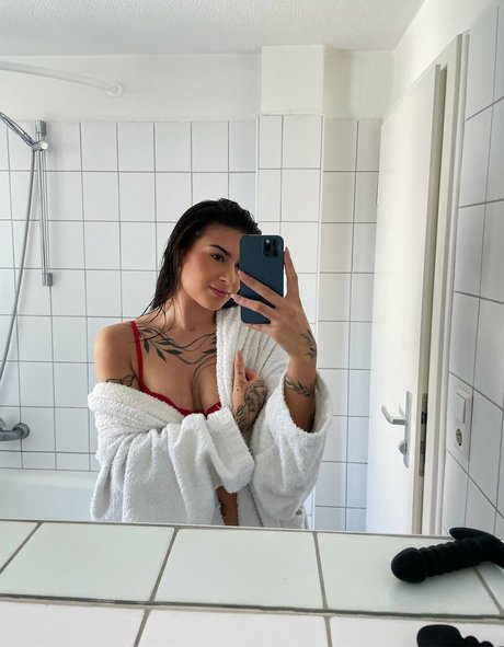 Alasti lekkinud OnlyFans-i pilt Inkedaurelia