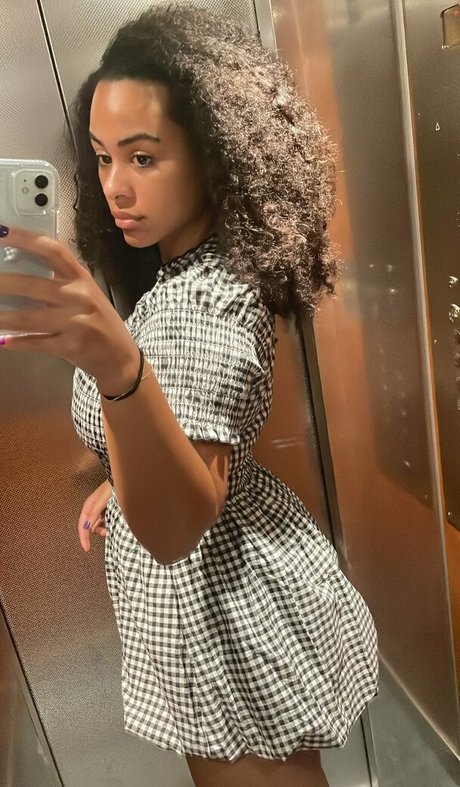 Alasti lekkinud OnlyFans-i pilt Raina Morris