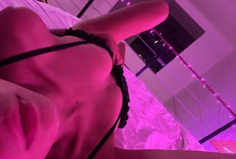 Alasti lekkinud OnlyFans-i pilt Lerabuns