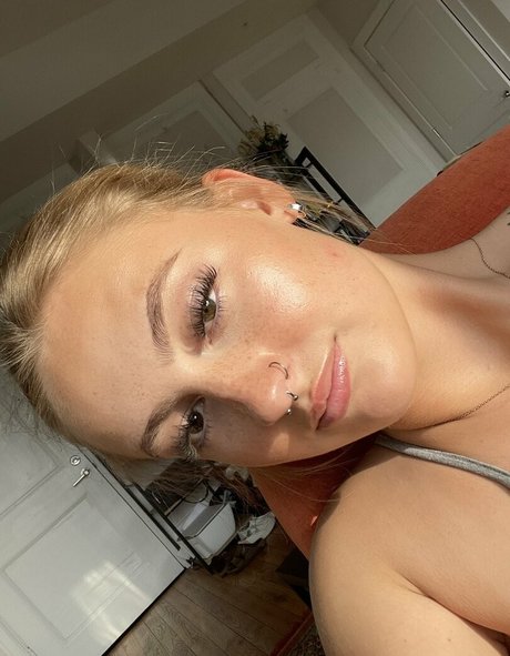 Foto desnuda filtrada de OnlyFans de Loveelivv