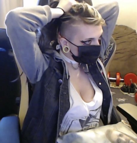 Naken lekkede OnlyFans-bilde av Kiwo