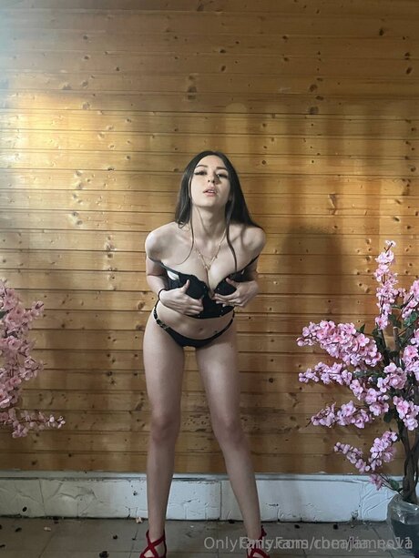 Naakte gelekte OnlyFans-foto van Lia Nova