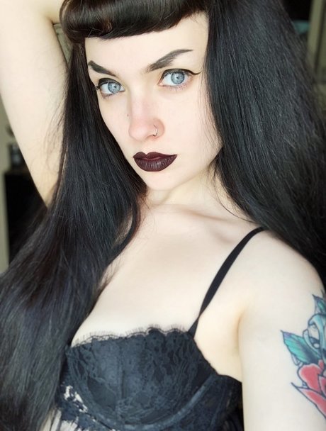 Nahá fotka uniklých OnlyFans od Countess Jezebeth