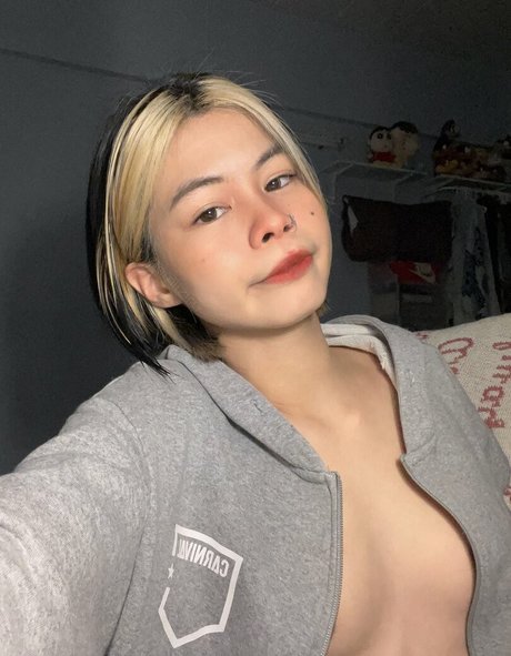 Naken lekkede OnlyFans-bilde av Emiiziru